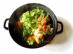 待鱼熟关火，撒上洗净切小的香菜即可食用
