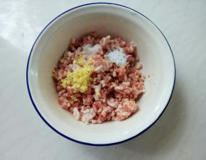 加盐、糖、料酒、生抽、姜末。