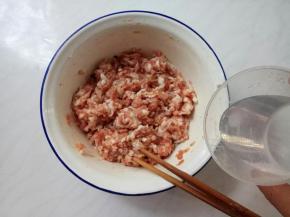 加水，顺时针搅上劲。