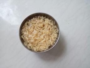 虾皮泡水，去除咸涩味，洗净控水。