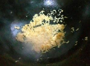 下热锅煸炒出香味。