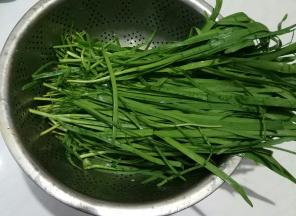 韭菜择洗净控水。