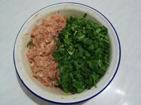 拌入肉馅中。