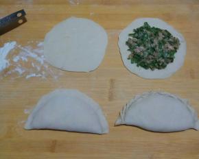 擀成圆薄片，装馅抹平。上下对折捏紧，再捏褶。