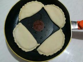 热锅抹一点油，下面胚，盖盖小火1分钟。