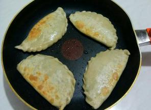 定型翻面。反复3次，煎至两面变微黄，即可。