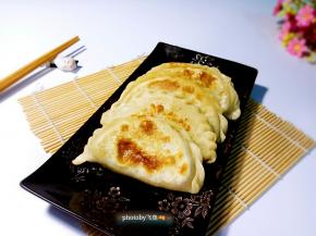 外皮金黄酥脆，内馅韭香鲜嫩。