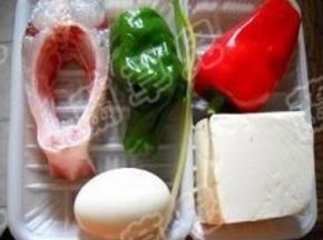 准备鲜鱼肉、豆腐、咸鸭蛋、青红椒。