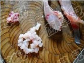 鱼肉去皮，切小粒。