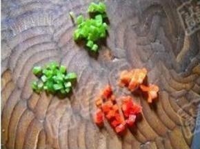 青红椒、香葱洗净，切小粒。