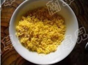 咸鸭蛋剥去壳，留蛋黄。蛋黄过筛成茸状。