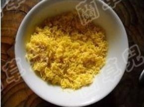 咸鸭蛋剥去壳，留蛋黄。蛋黄过筛成茸状。