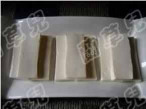 片好的豆腐，呈品字形摆放在盘中。