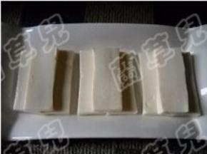 片好的豆腐，呈品字形摆放在盘中。
