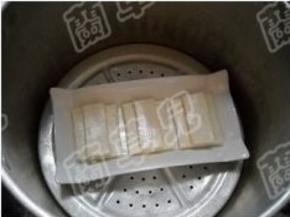 摆好的豆腐放入开水锅中，蒸5分钟。