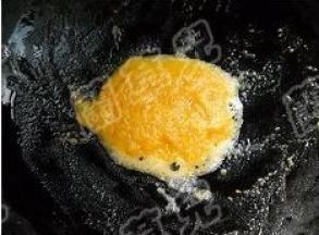 锅中油热，下咸蛋黄，炒成沙状。