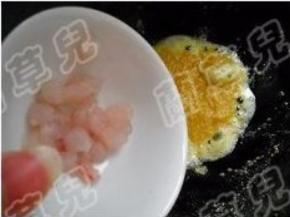 下入鱼肉粒，翻炒至鱼肉发白、断生；鱼肉裹上蛋黄即可。