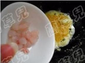 下入鱼肉粒，翻炒至鱼肉发白、断生；鱼肉裹上蛋黄即可。
