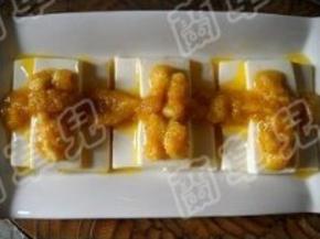 将余下的蛋黄淋在豆腐上。