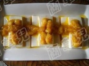 将余下的蛋黄淋在豆腐上。