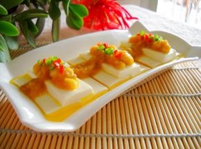 撒上青红椒、香葱点缀。