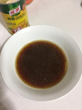 煮挂面的时候，我们来调料汁儿:蚝油1勺，香醋1勺，生抽2勺，香油1勺，家乐鸡粉1勺，加入少许的煮面条的汤搅拌均匀即可！(有时间的可以熬一点骨头汤或者鸡汤会更棒哦！不过只加煮面条的汤也很不错哦！这样看个人的喜欢！)