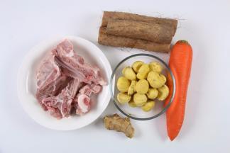 准备好食材：猪骨200克，淮山150克，板栗150克，胡萝卜100克，姜适量。