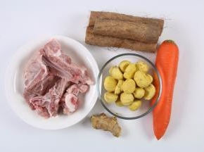 准备好食材：猪骨200克，淮山150克，板栗150克，胡萝卜100克，姜适量。