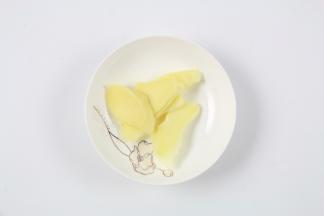 姜去皮，切片。