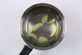 锅中加入适量的水，放入姜片。