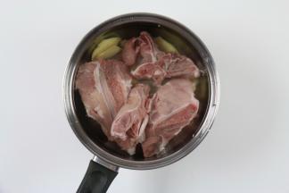 加入清洗干净后的猪骨，大火煮开后继续煮一分钟，将血水煮出来。