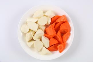 淮山和胡萝卜分别去皮，切成滚刀状。淮山削皮的时候容易手痒，最好带个手套操作。