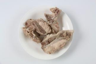 焯水后的猪骨，清洗干净，沥干水份备用。