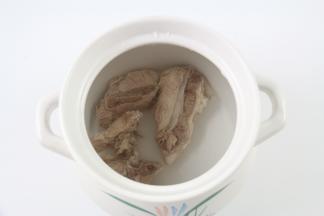 把猪骨放入砂锅中，加入适量的清水，在这里煲汤的水量要一次性加够，中途尽量不要加水，这样煲出来的汤才会更美味。