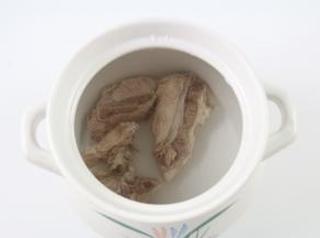 把猪骨放入砂锅中，加入适量的清水，在这里煲汤的水量要一次性加够，中途尽量不要加水，这样煲出来的汤才会更美味。