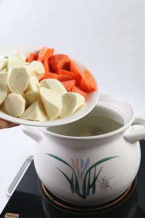 半小时左右，加入胡萝卜、淮山。