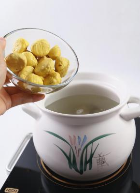 加入清洗干净后的板栗，文火继续煲30分钟。