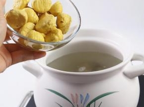 加入清洗干净后的板栗，文火继续煲30分钟。