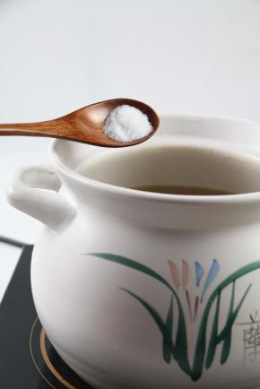 起锅前加入适量的盐调味。