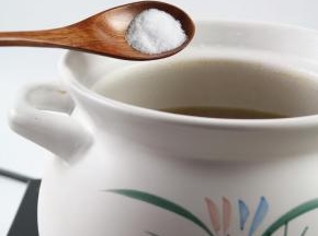 起锅前加入适量的盐调味。