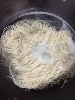 水开后放入挂面，用筷子排开，煮3分钟左右面条就熟了！