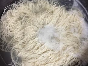 水开后放入挂面，用筷子排开，煮3分钟左右面条就熟了！