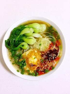 放入适量焯好水的绿豆芽，夹入两筷煮好的面条，把焯好的上海青码在面条上，放入一个煎好的荷包蛋，一勺辣椒油，一勺蒜汁儿，撒上适量的葱花即可食用啦！