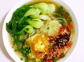 放入适量焯好水的绿豆芽，夹入两筷煮好的面条，把焯好的上海青码在面条上，放入一个煎好的荷包蛋，一勺辣椒油，一勺蒜汁儿，撒上适量的葱花即可食用啦！