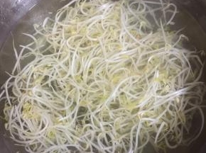 把绿豆芽也放进去焯水至断生即可捞出沥干水份备用！