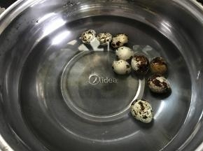 鹌鹑蛋洗净后放锅中煮熟。