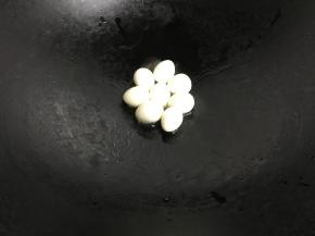 剥壳后放油锅中煎