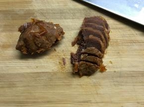 酱牛肉切片。