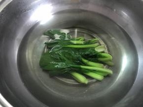 上海青洗净后焯水。