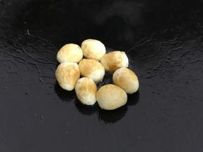 至两面呈金黄色，捞出待用。